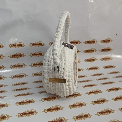 Bolsa em crochê feita à mão, com madeira