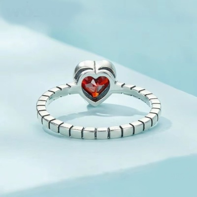 Solitário / Anel de Prata 925 com pedra zircão vermelha Solitário / Anel de Prata 925 com pedra zircão vermelha