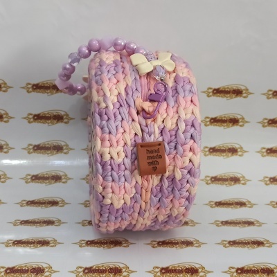 Bolsa em crochê feita à mão com madeira