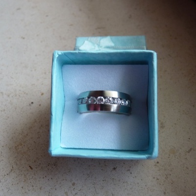 Anel / aliança de aço inoxidável cor prata com pedras zircônia cúbica Anel / aliança de aço inoxidável cor prata com pedras zircônia cúbica