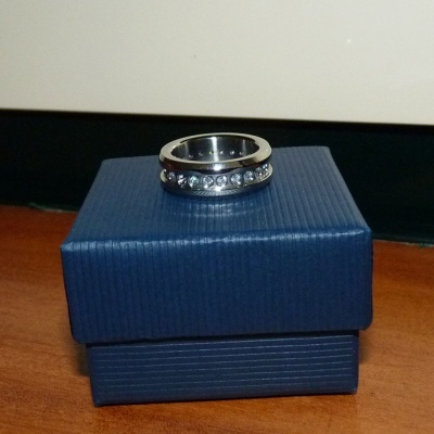 Anel / aliança de aço inoxidável cor prata com pedras zircônia cúbica