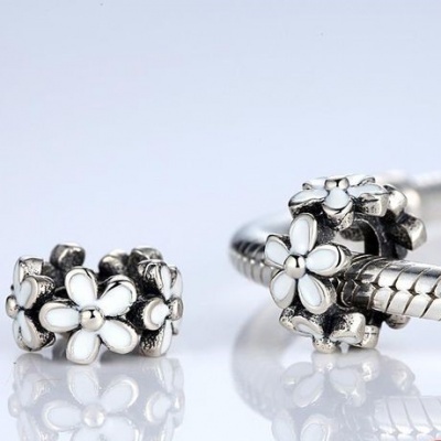 Conta de prata 925 (flores brancas)