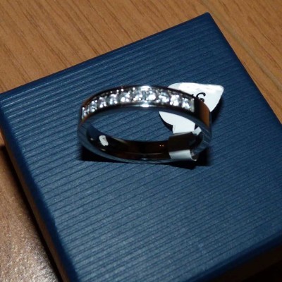 Anel / aliança de aço inoxidável em prata com pedras zircônia cúbica