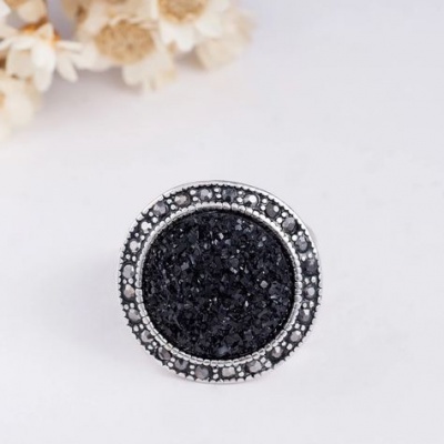 Anel banhado a prata com cristais cinzentos e resina Anel banhado a prata com cristais cinzentos e resina