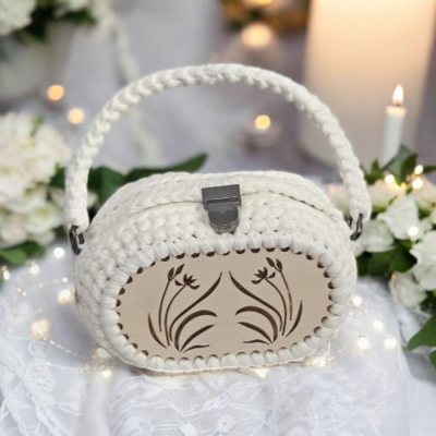 Bolsa em crochê feita à mão, com madeira