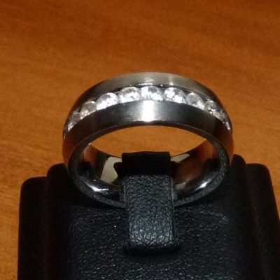 Anel / aliança de aço inoxidável cor prata com pedras zircônia cúbica Anel / aliança de aço inoxidável cor prata com pedras zircônia cúbica