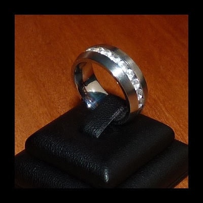 Anel / aliança de aço inoxidável cor prata com pedras zircônia cúbica Anel / aliança de aço inoxidável cor prata com pedras zircônia cúbica