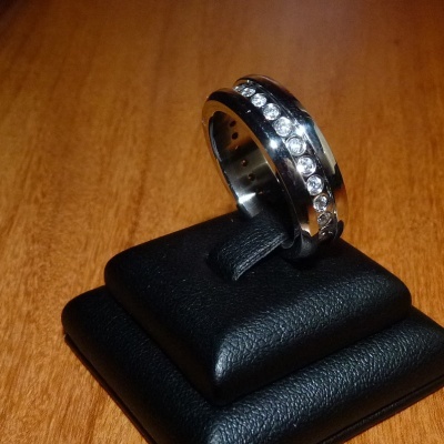 Anel / aliança de aço inoxidável cor prata com pedras zircônia cúbica