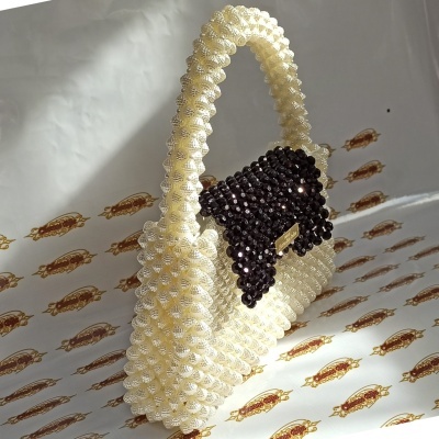 Bolsa de contas feita à mão (Pearl Beaded bag)