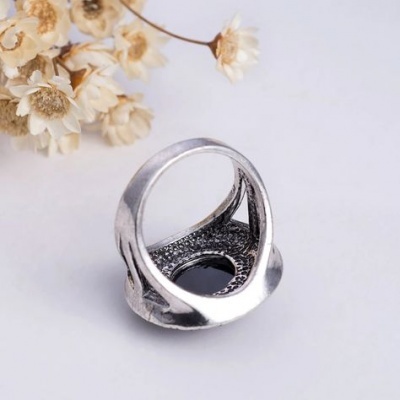 Anel banhado a prata com cristais cinzentos e resina Anel banhado a prata com cristais cinzentos e resina
