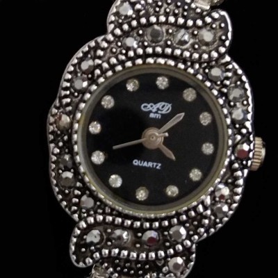 Relógio vintage com marcasitas