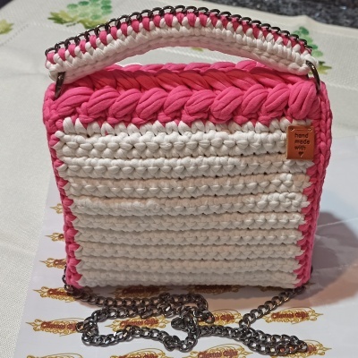 Bolsa em crochê feita à mão (branca & rosa)