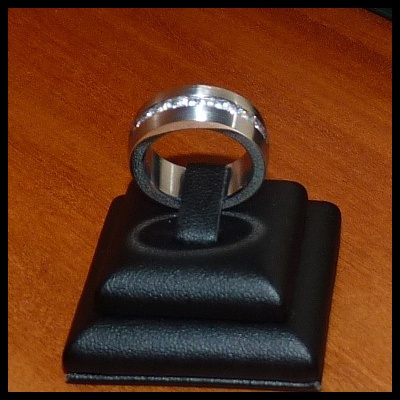 Anel / aliança de aço inoxidável cor prata com pedras zircônia cúbica Anel / aliança de aço inoxidável cor prata com pedras zircônia cúbica