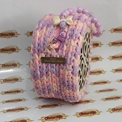 Bolsa em crochê feita à mão com madeira