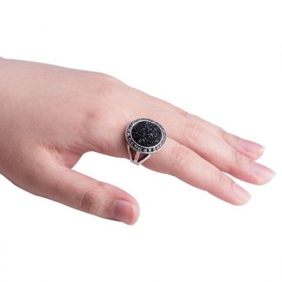 Anel banhado a prata com cristais cinzentos e resina Anel banhado a prata com cristais cinzentos e resina