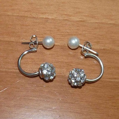 Brincos cor prata com cristais e pérolas