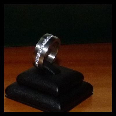 Anel / aliança de aço inoxidável cor prata com pedras zircônia cúbica Anel / aliança de aço inoxidável cor prata com pedras zircônia cúbica