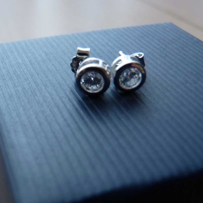 Brincos de prata 925 com 1 pedra zircônia cúbica