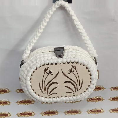 Bolsa em crochê feita à mão, com madeira