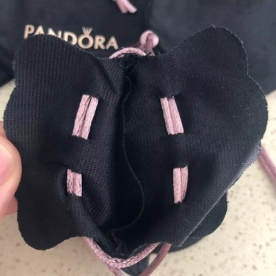 Saco de veludo preto (8 cm x 8 cm)