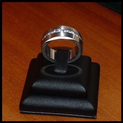 Anel / aliança de aço inoxidável cor prata com pedras zircônia cúbica Anel / aliança de aço inoxidável cor prata com pedras zircônia cúbica