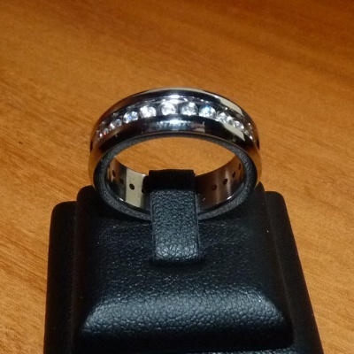 Anel / aliança de aço inoxidável cor prata com pedras zircônia cúbica