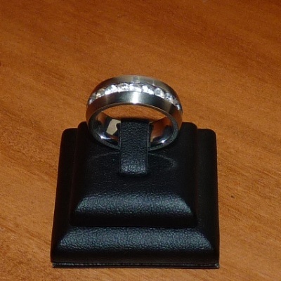 Anel / aliança de aço inoxidável cor prata com pedras zircônia cúbica Anel / aliança de aço inoxidável cor prata com pedras zircônia cúbica