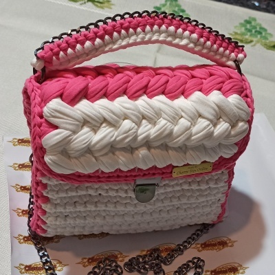 Bolsa em crochê feita à mão (branca & rosa)