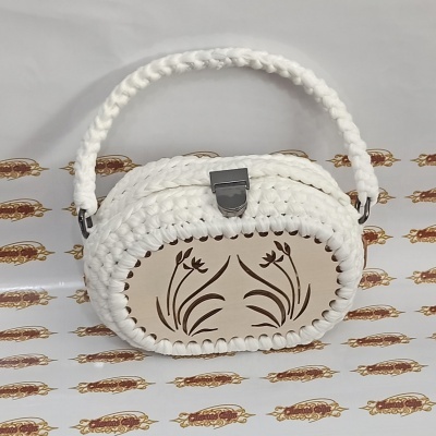 Bolsa em crochê feita à mão, com madeira