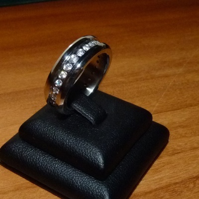 Anel / aliança de aço inoxidável cor prata com pedras zircônia cúbica