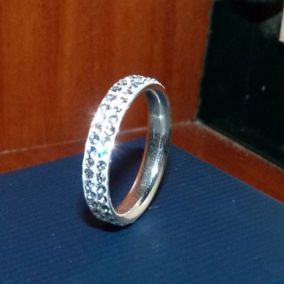 Aliança / anel de prata 925 c/ cristais Preciosa (4mm)