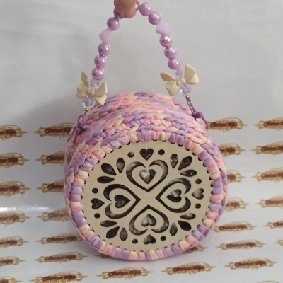 Bolsa em crochê feita à mão com madeira