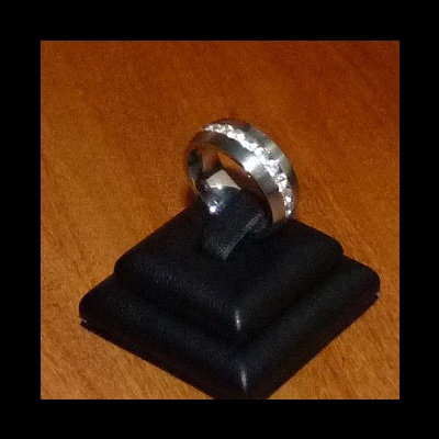 Anel / aliança de aço inoxidável cor prata com pedras zircônia cúbica Anel / aliança de aço inoxidável cor prata com pedras zircônia cúbica