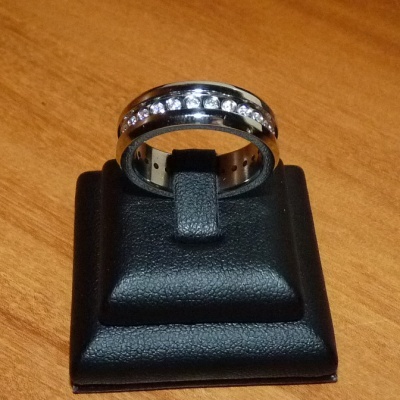 Anel / aliança de aço inoxidável cor prata com pedras zircônia cúbica