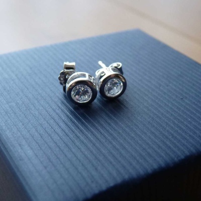 Brincos de prata 925 com 1 pedra zircônia cúbica