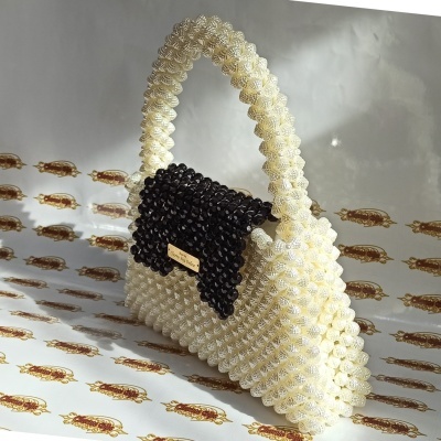 Bolsa de contas feita à mão (Pearl Beaded bag)
