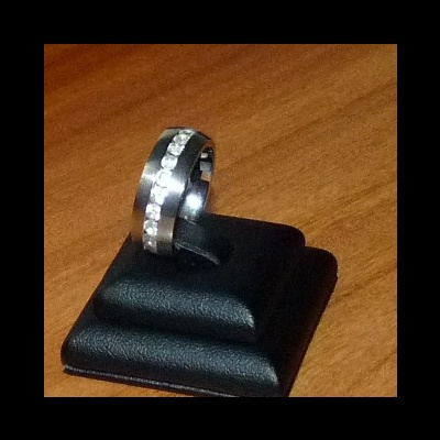 Anel / aliança de aço inoxidável cor prata com pedras zircônia cúbica Anel / aliança de aço inoxidável cor prata com pedras zircônia cúbica