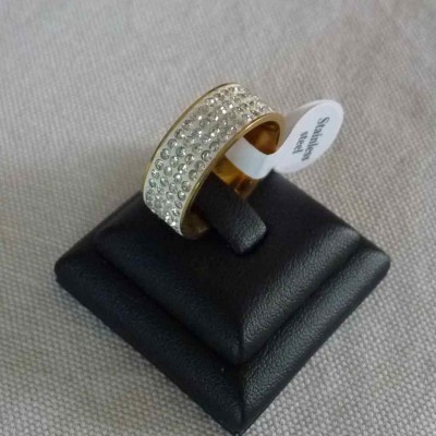 Aliança / anel de aço inoxidável banhado a ouro c/ cristais