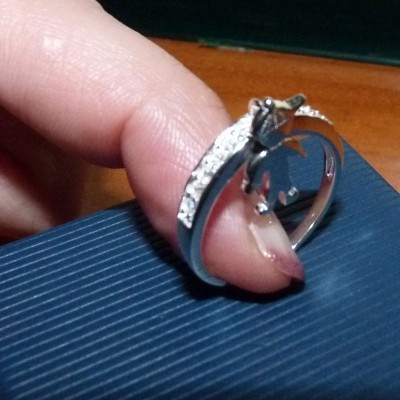 Anel de prata 925 com pedras zircão e um menino