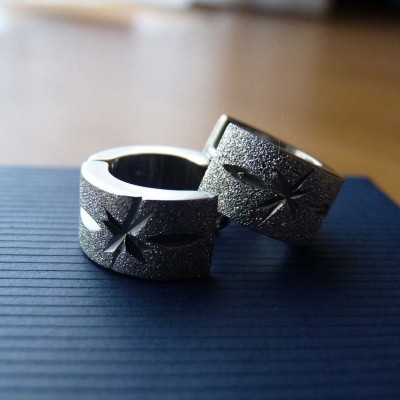 Brincos de aço inoxidável cor prata martelada