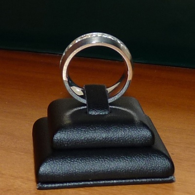 Anel / aliança de aço inoxidável cor prata com pedras zircônia cúbica Anel / aliança de aço inoxidável cor prata com pedras zircônia cúbica