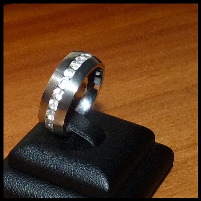 Anel / aliança de aço inoxidável cor prata com pedras zircônia cúbica Anel / aliança de aço inoxidável cor prata com pedras zircônia cúbica