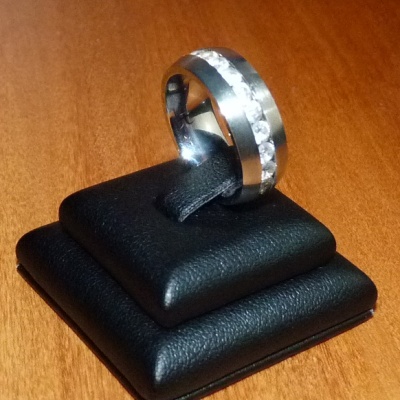 Anel / aliança de aço inoxidável cor prata com pedras zircônia cúbica Anel / aliança de aço inoxidável cor prata com pedras zircônia cúbica