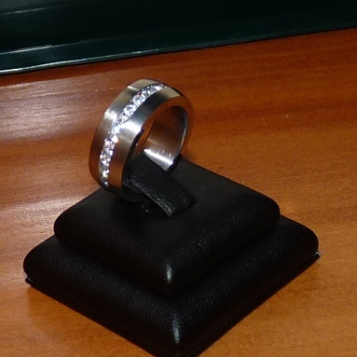 Anel / aliança de aço inoxidável cor prata com pedras zircônia cúbica Anel / aliança de aço inoxidável cor prata com pedras zircônia cúbica