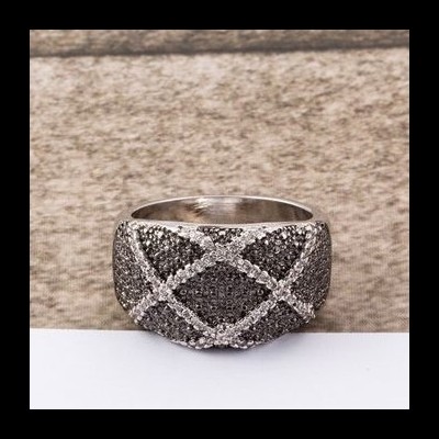 Anel banhado a prata com zircões pretos e brancos
