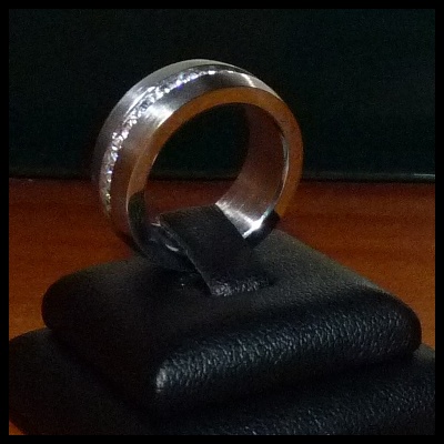 Anel / aliança de aço inoxidável cor prata com pedras zircônia cúbica Anel / aliança de aço inoxidável cor prata com pedras zircônia cúbica