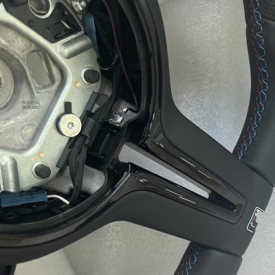 Volante BMW f30 f10 f31 f20 f25 f22 f36 f33 f32 f80 f82 f11 f18 f01 f90 e90   🔥 Transforma o interior do teu BMW!   Sente o verdadeiro ADN M Performance com este volante desportivo
