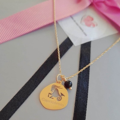 Colar Signo Capricórnio Prata 925 c/ Banho de Ouro e  Pingente Obsidiana Negra