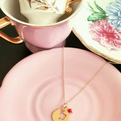 Colar Signo Carneiro Prata 925 c/ Banho de Ouro  e Pingente Coral