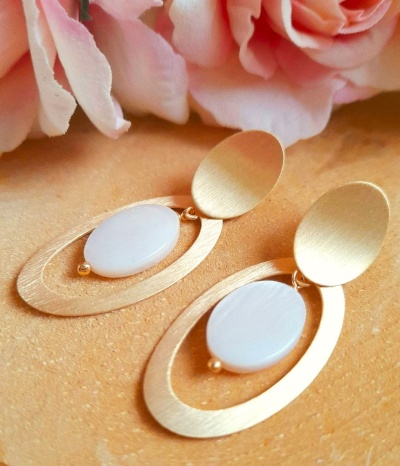 Brincos " Flor de algodão" Prata 925 c/ Banho Ouro e Madrepérola Ref. 90488